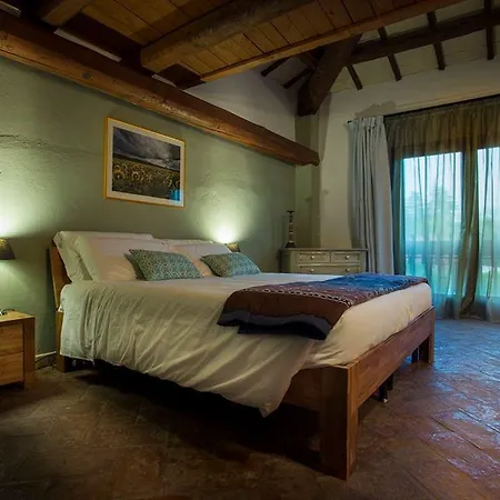 לינה וארוחת בוקר Borgo La Colombara 3*